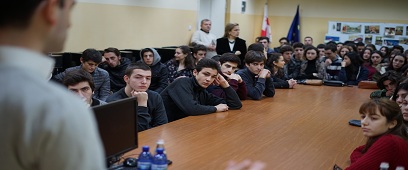 კსუ-ს დოქტორანტმა გიორგი ანთაძემ 155-ე საჯარო სკოლის მოსწავლეებს საჯარო ლექცია ჩაუტარა